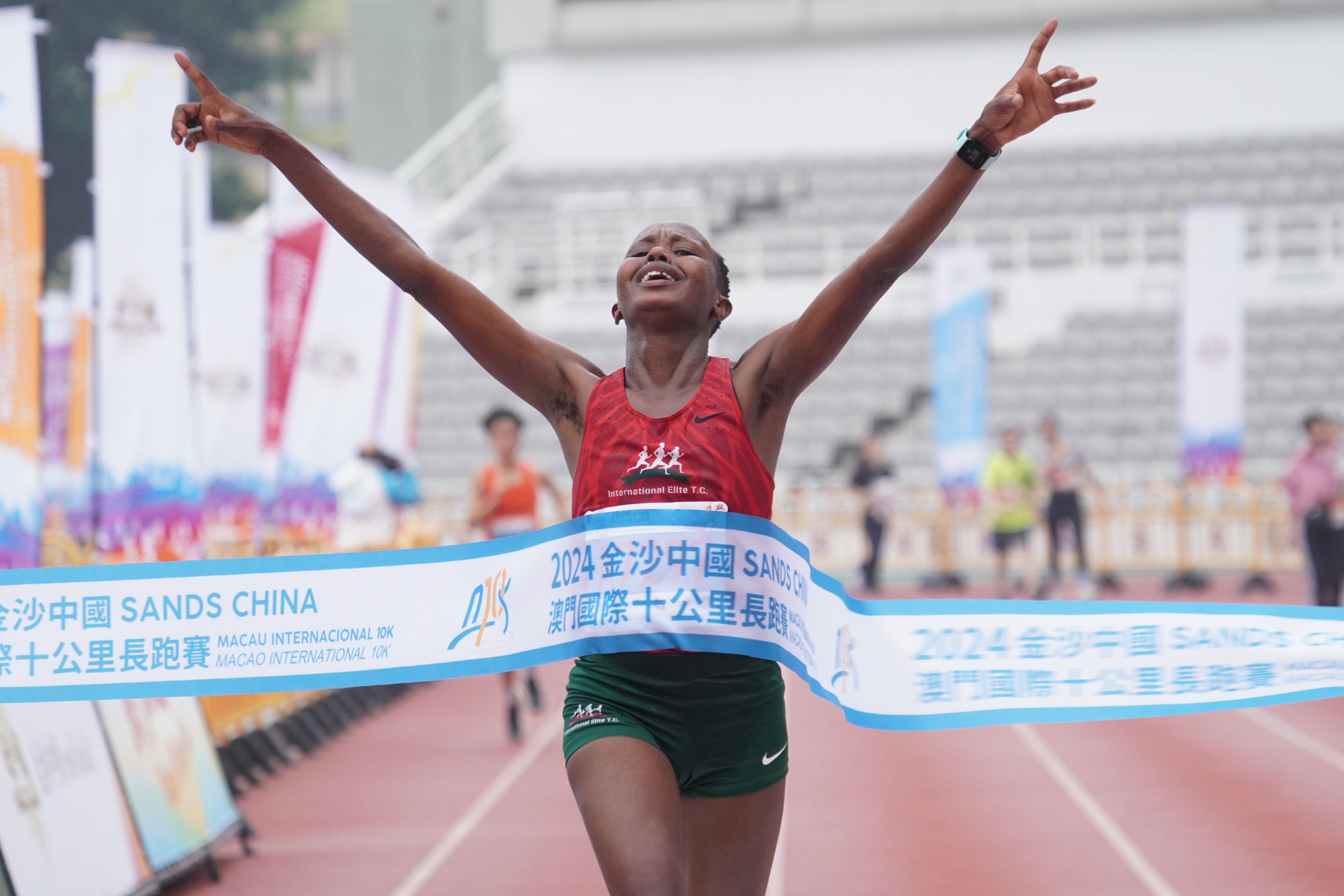 A8  女子組肯尼亞跑手絲高用了33分53秒完成.JPG